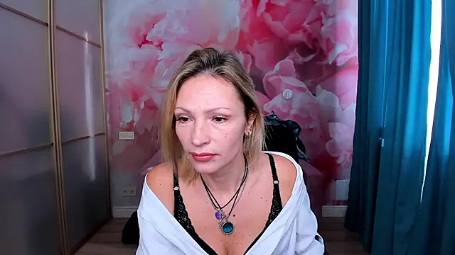 Snapshot of AlinaMoor chatting on 11/14/25, 06:45 AlinaMoor online show from 11/14/25, 06:45