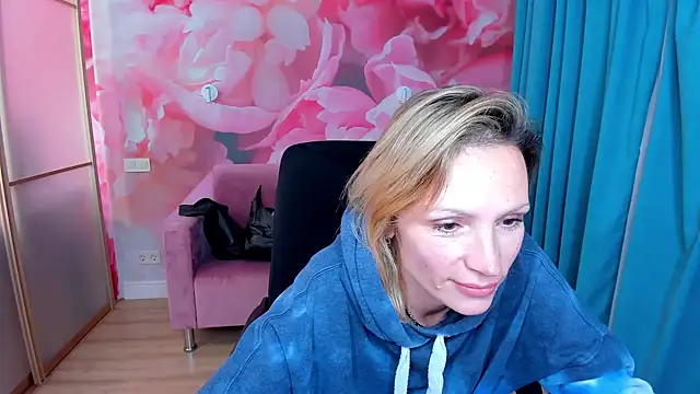 Snapshot of AlinaMoor chatting on 11/26/25, 06:42 AlinaMoor online show from 11/26/25, 06:42