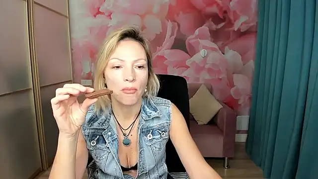 Snapshot of AlinaMoor chatting on 12/01/25, 06:40 AlinaMoor online show from 12/01/25, 06:40