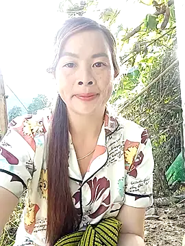 Snapshot of lucky774- chatting on 10/10/25, 12:31 lucky774- online show from 10/10/25, 12:31