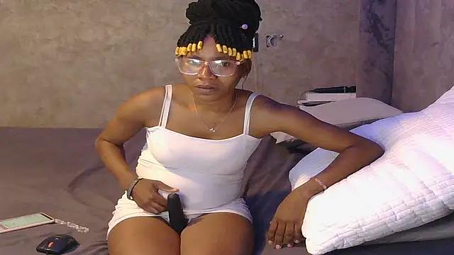 Snapshot of petite_queenx chatting on 10/24/25, 09:55 petite queenx online show from 10/24/25, 09:55