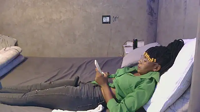 Snapshot of petite_queenx chatting on 10/25/25, 02:02 petite queenx online show from 10/25/25, 02:02