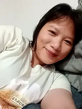 Snapshot of TrangNemo chatting on 10/11/25, 02:04 TrangNemo online show from 10/11/25, 02:04