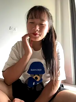 Snapshot of TrangNemo chatting on 10/21/25, 05:41 TrangNemo online show from 10/21/25, 05:41