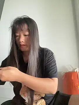 Snapshot of TrangNemo chatting on 10/24/25, 11:45 TrangNemo online show from 10/24/25, 11:45