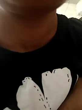 Snapshot of anshika0124 chatting on 11/14/25, 05:17 anshika0124 online show from 11/14/25, 05:17