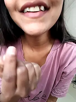 Snapshot of anshika0124 chatting on 11/21/25, 05:28 anshika0124 online show from 11/21/25, 05:28