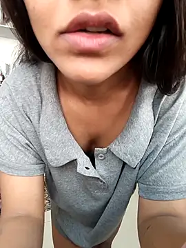 Snapshot of anshika0124 chatting on 11/22/25, 04:55 anshika0124 online show from 11/22/25, 04:55