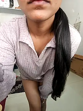 Snapshot of anshika0124 chatting on 11/25/25, 05:51 anshika0124 online show from 11/25/25, 05:51