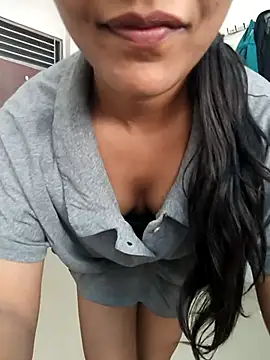 Snapshot of anshika0124 chatting on 11/27/25, 05:31 anshika0124 online show from 11/27/25, 05:31