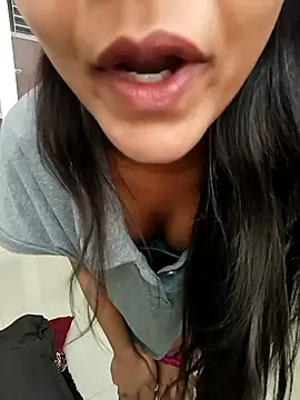 Snapshot of anshika0124 chatting on 11/28/25, 04:59 anshika0124 online show from 11/28/25, 04:59