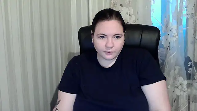 Snapshot of XLisaBlueXs_ chatting on 10/08/25, 04:32 XLisaBlueXs  online show from 10/08/25, 04:32
