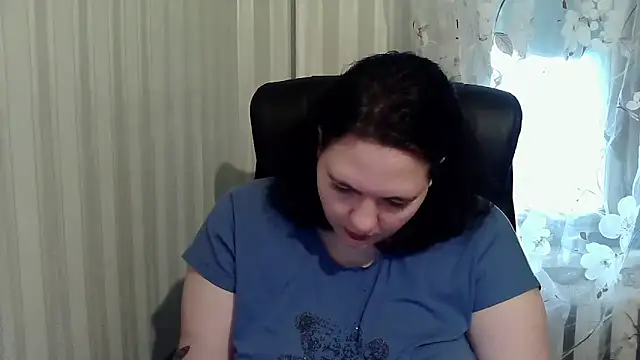 Snapshot of XLisaBlueXs_ chatting on 10/21/25, 10:27 XLisaBlueXs  online show from 10/21/25, 10:27