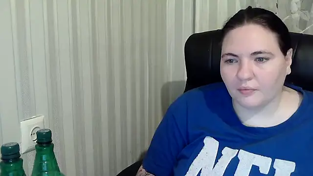 Snapshot of XLisaBlueXs_ chatting on 10/22/25, 07:02 XLisaBlueXs  online show from 10/22/25, 07:02