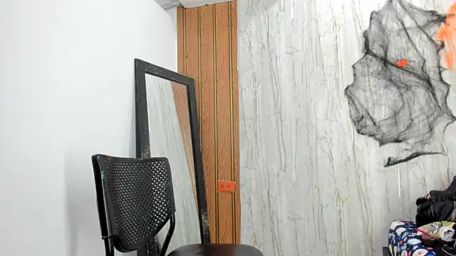 Snapshot of luisabecker_ chatting on 10/27/25, 01:37 luisabecker  online show from 10/27/25, 01:37