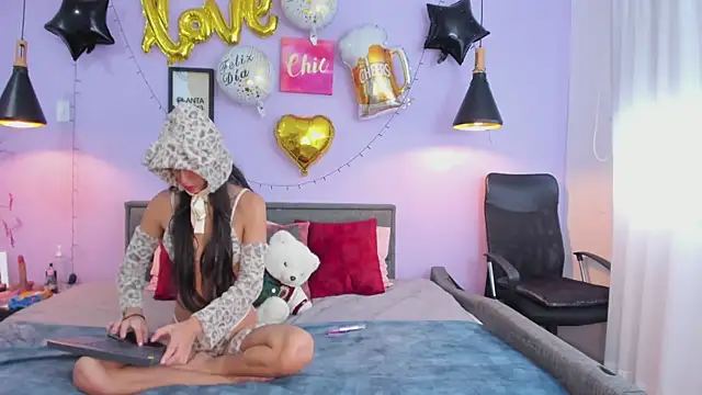 Jiwoo Dodoy  online show from 10/13/25, 01:22