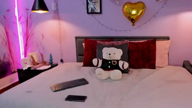 Jiwoo Dodoy  online show from 10/22/25, 02:39