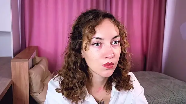 Snapshot of LorraineMann chatting on 10/15/25, 09:42 LorraineMann online show from 10/15/25, 09:42