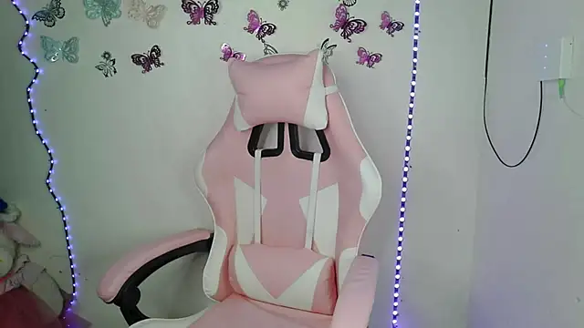 Snapshot of luna00bella7 chatting on 10/31/25, 02:56 luna00bella7 online show from 10/31/25, 02:56