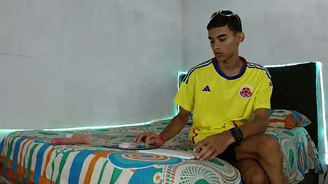 Snapshot of Paulosex12 chatting on 10/15/25, 01:39 Paulosex12 online show from 10/15/25, 01:39