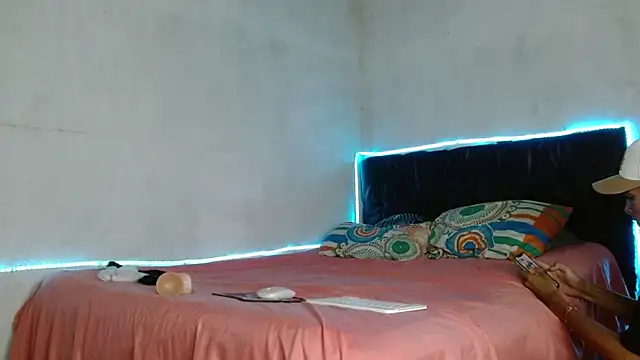 Snapshot of Paulosex12 chatting on 10/24/25, 01:57 Paulosex12 online show from 10/24/25, 01:57