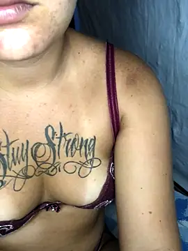 Snapshot of AliceXmoore chatting on 12/05/25, 03:20 AliceXmoore online show from 12/05/25, 03:20