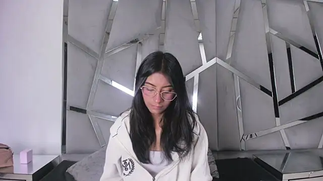 Snapshot of Mia_clark18 chatting on 11/11/25, 08:42 Mia clark18 online show from 11/11/25, 08:42