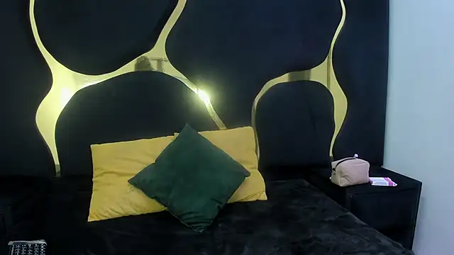 Snapshot of Mia_clark18 chatting on 11/27/25, 05:48 Mia clark18 online show from 11/27/25, 05:48