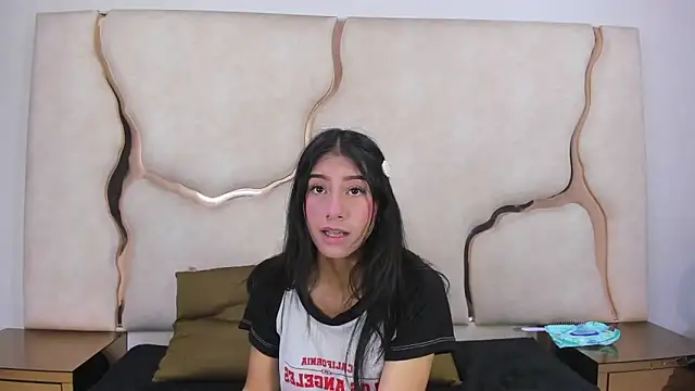 Snapshot of Mia_clark18 chatting on 12/05/25, 03:52 Mia clark18 online show from 12/05/25, 03:52