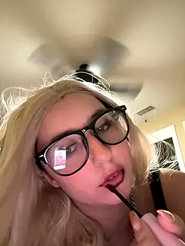 Snapshot of tiffanyxoxo515 chatting on 10/12/25, 08:46 tiffanyxoxo515 online show from 10/12/25, 08:46