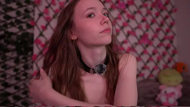 Snapshot of Petite_Polly chatting on 10/19/25, 01:06 Petite Polly online show from 10/19/25, 01:06