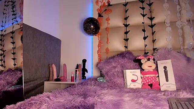 Mia Petitejs online show from 10/17/25, 05:43