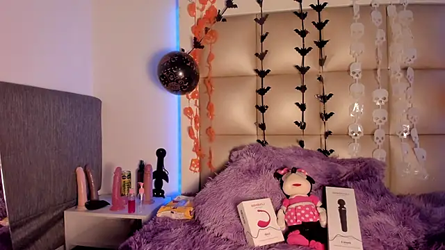 Mia Petitejs online show from 10/20/25, 03:29