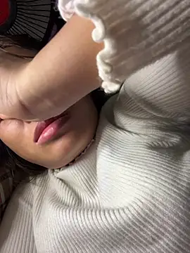 Snapshot of hello-cute chatting on 12/14/25, 11:42 hello-cute online show from 12/14/25, 11:42