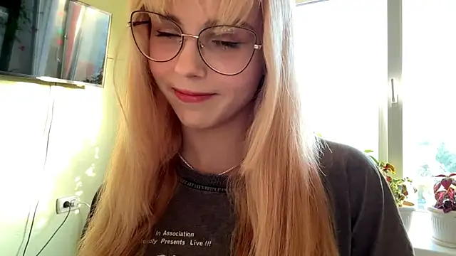 Snapshot of CherlynBlose chatting on 10/10/25, 01:10 CherlynBlose online show from 10/10/25, 01:10