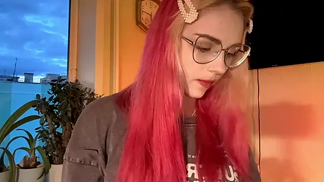 Snapshot of CherlynBlose chatting on 10/14/25, 02:07 CherlynBlose online show from 10/14/25, 02:07