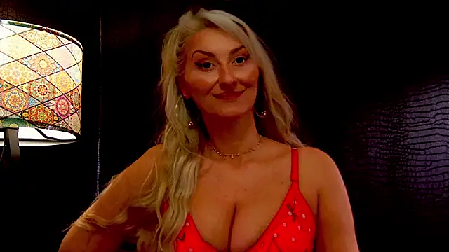 Snapshot of LeticiaReys chatting on 12/03/25, 01:02 LeticiaReys online show from 12/03/25, 01:02