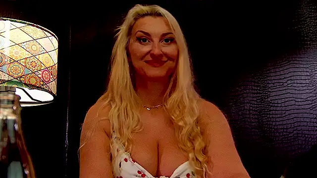 Snapshot of LeticiaReys chatting on 12/18/25, 07:42 LeticiaReys online show from 12/18/25, 07:42