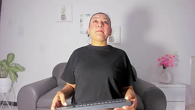 Snapshot of susan_hotmilf chatting on 10/18/25, 11:55 susan hotmilf online show from 10/18/25, 11:55