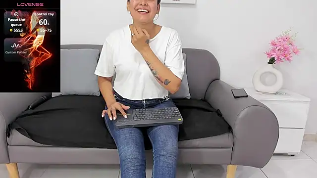 Snapshot of susan_hotmilf chatting on 10/22/25, 11:32 susan hotmilf online show from 10/22/25, 11:32