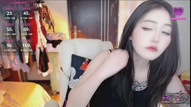 Snapshot of Ennaily chatting on 10/19/25, 01:23 Ennaily online show from 10/19/25, 01:23