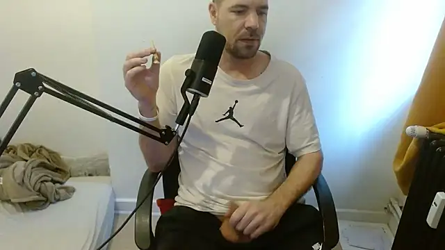 Snapshot of chibrax918 chatting on 12/17/25, 09:15 chibrax918 online show from 12/17/25, 09:15