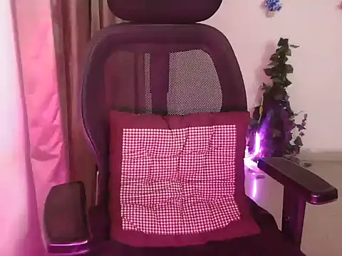 Snapshot of Royal_zara chatting on 11/24/25, 05:45 Royal zara online show from 11/24/25, 05:45