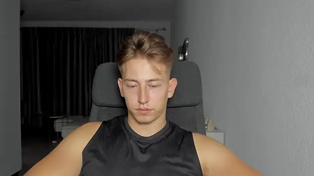 Snapshot of find0m_master chatting on 10/15/25, 08:20 find0m master online show from 10/15/25, 08:20