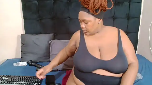 Snapshot of CaramelBootty chatting on 03/25/26, 05:08 CaramelBootty online show from 03/25/26, 05:08