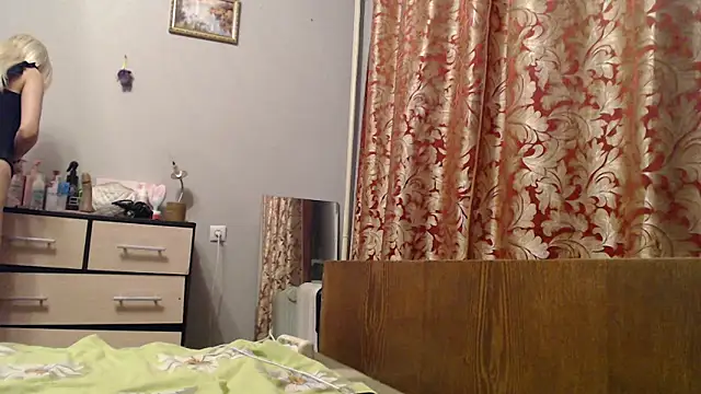 Snapshot of maybe_doll chatting on 11/09/25, 02:15 maybe doll online show from 11/09/25, 02:15