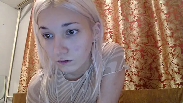 Snapshot of maybe_doll chatting on 11/12/25, 04:40 maybe doll online show from 11/12/25, 04:40