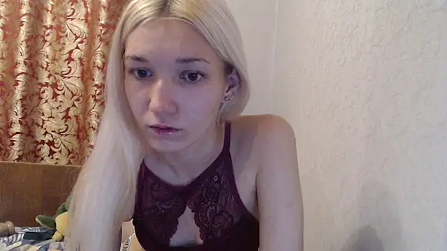 Snapshot of maybe_doll chatting on 11/27/25, 09:39 maybe doll online show from 11/27/25, 09:39