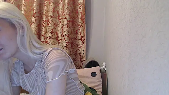 Snapshot of maybe_doll chatting on 11/30/25, 06:45 maybe doll online show from 11/30/25, 06:45