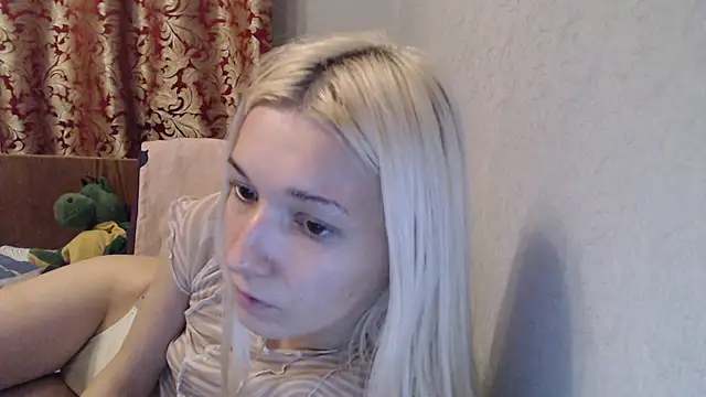 Snapshot of maybe_doll chatting on 12/01/25, 05:29 maybe doll online show from 12/01/25, 05:29